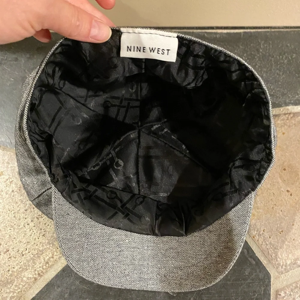 Y2K Nine West Tweed Newsboy Cap w/ Faux Leather Band & Buckle Black & White